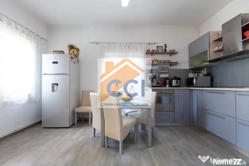 Casă cu 7 camere cu Teren 397 Mp în Central