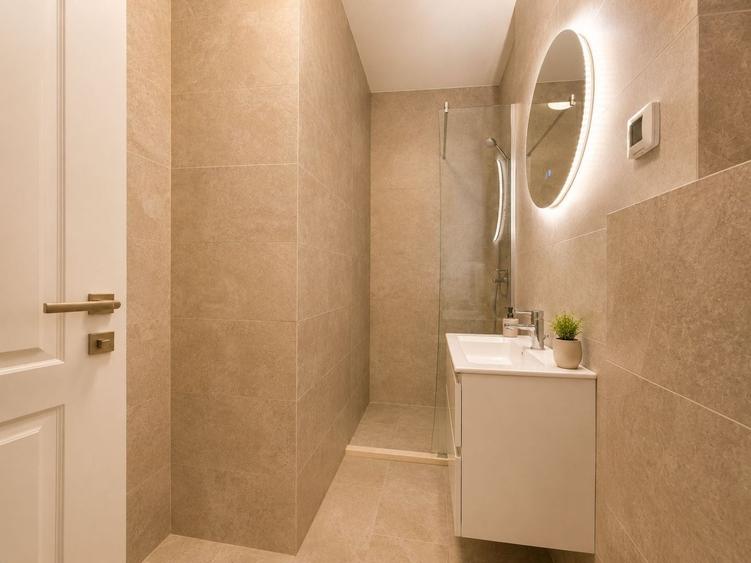 Apartament cu 4 camere în P-ța Universității