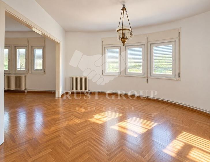 Apartament cu 5 camere semidecomandat în Vatra Luminoasă