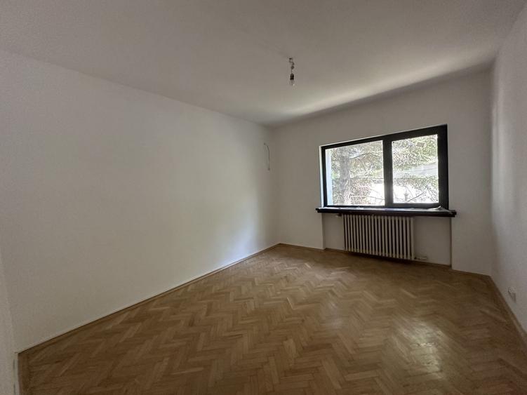 Casă individuală cu 8 camere cu Canalizare în Primăverii