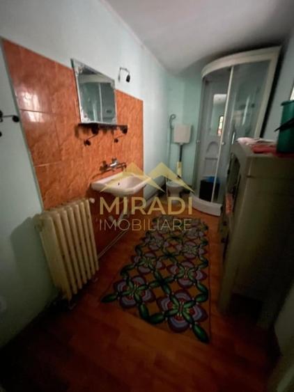Casă individuală cu 7 camere cu Canalizare în Central