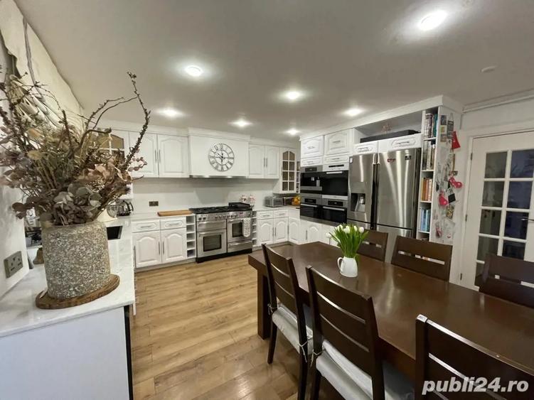 Apartament cu 4 camere decomandat în Central
