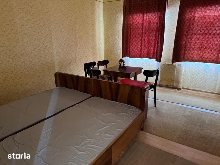 Casă cu 6 camere cu Teren 2271 Mp în Livezile