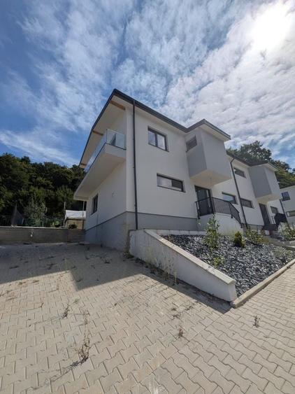 Duplex cu 4 camere cu Canalizare în Florești