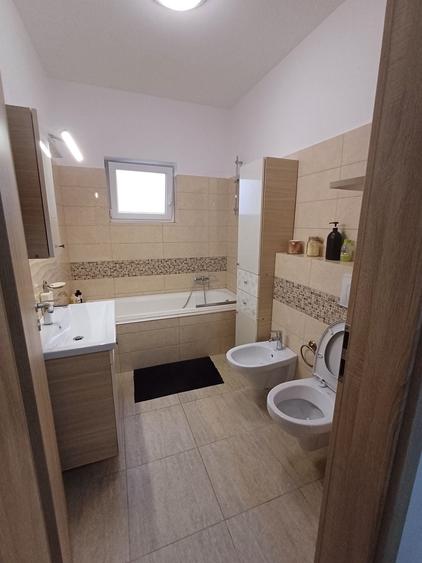 Apartament cu 2 camere decomandat în Tractorul