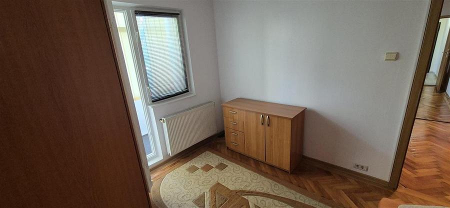 Apartament cu 3 camere semidecomandat în Complex Studențesc