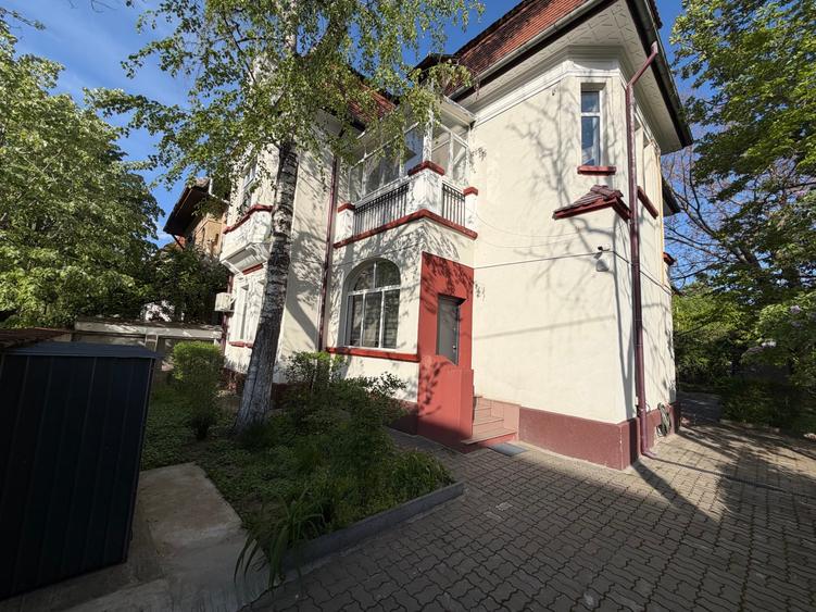 Casă cu 8 camere cu Canalizare în Cotroceni