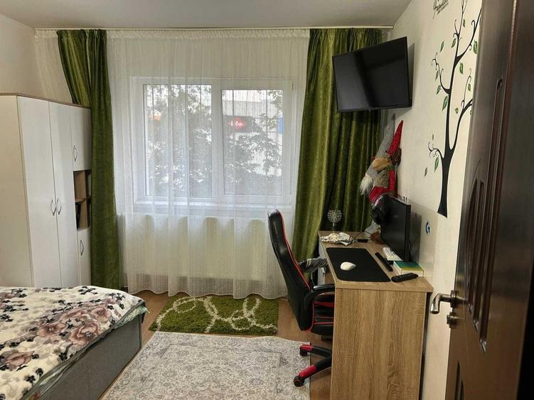 Apartament cu 3 camere semidecomandat în Crâng