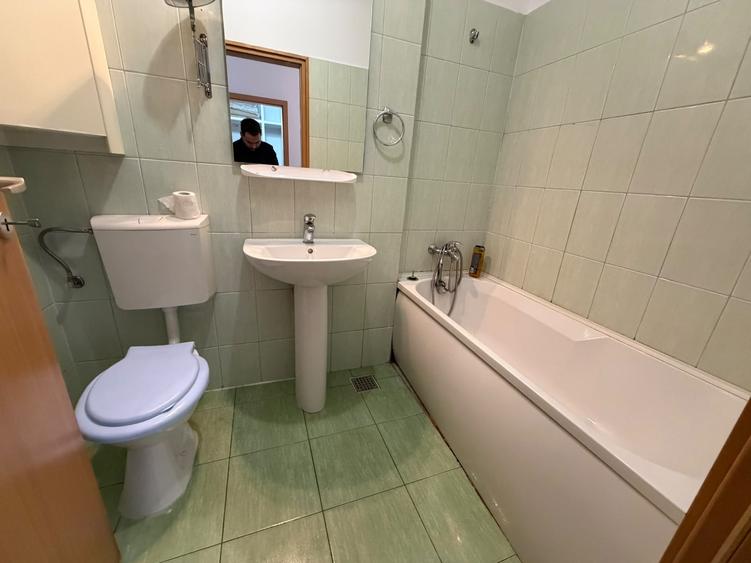 Garsonieră decomandată în Titan