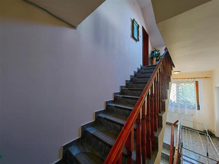 Duplex cu 12 camere cu Canalizare în Vest