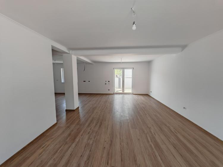 Casă cu 4 camere cu Teren 400 Mp în Mărgineni