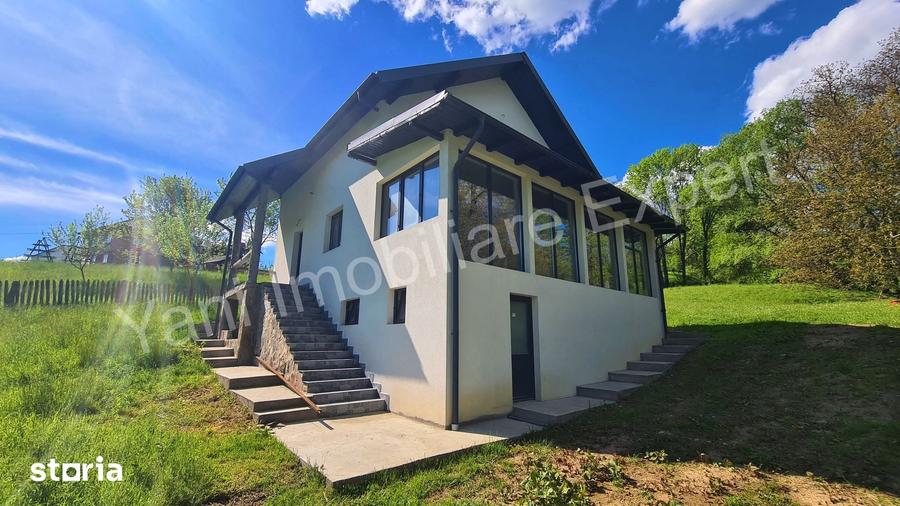Casă cu 4 camere cu Teren 2435 Mp în Arefu