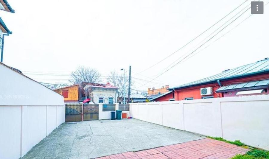 Casă cu 8 camere cu Teren 132 Mp în Tineretului