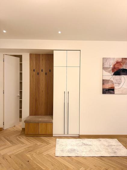 Apartament cu 3 camere semidecomandat în P-ța Victoriei