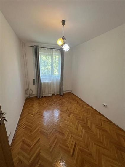 Apartament cu 3 camere semidecomandat în Spitalul Județean
