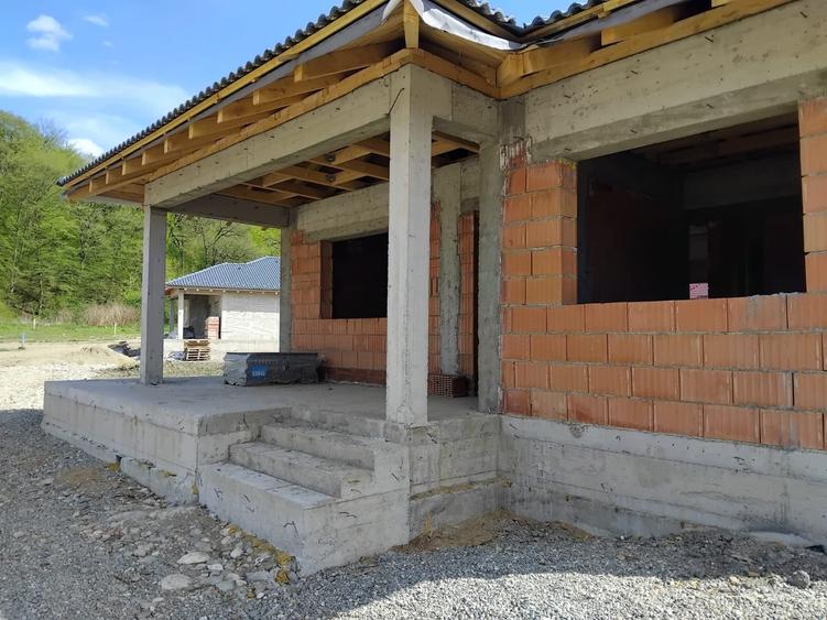 Casă individuală cu 4 camere cu Canalizare în Primăverii