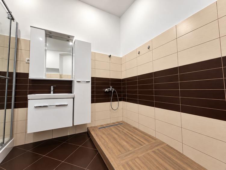 Casă individuală cu 10 camere cu Canalizare în Lunei
