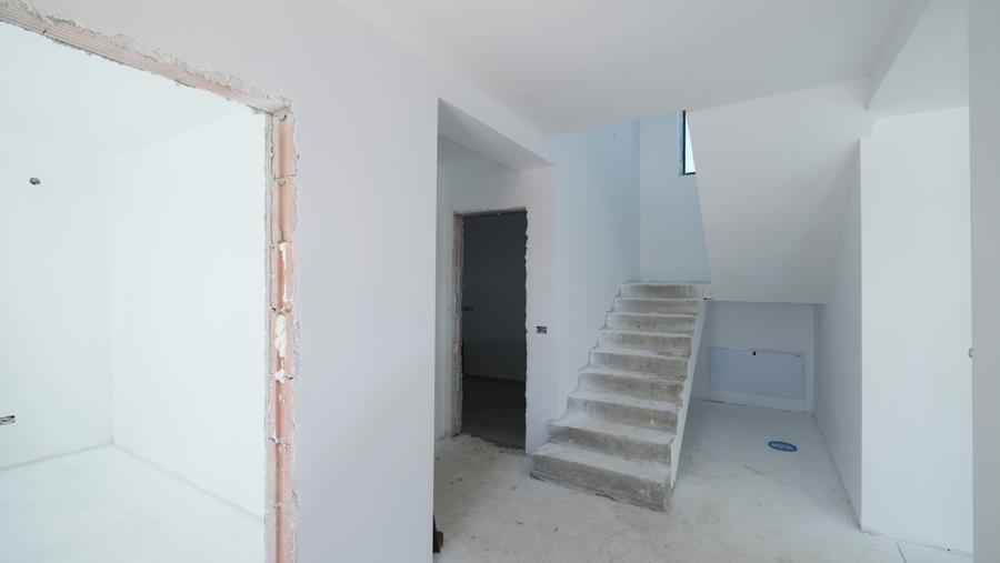 Casă individuală cu 6 camere cu Teren 700 Mp în Corbeanca