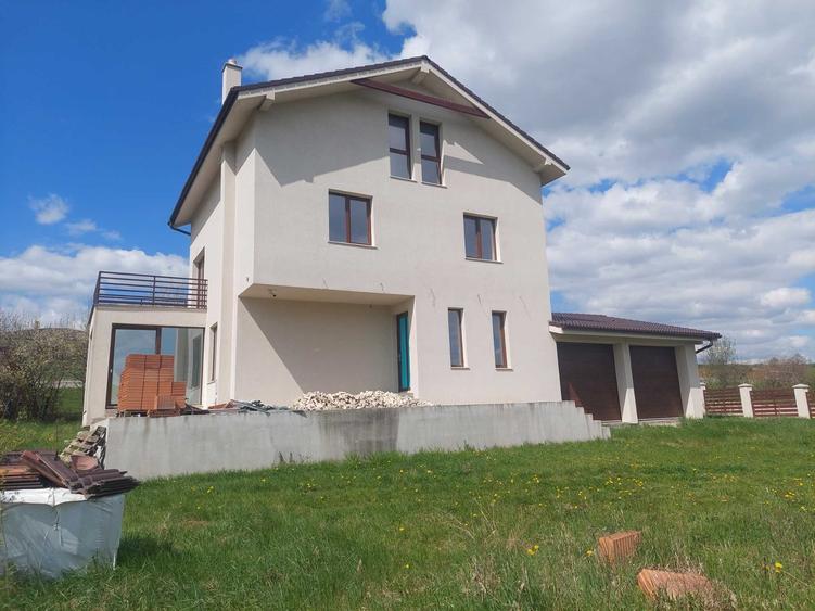 Casă cu 4 camere în Corușu