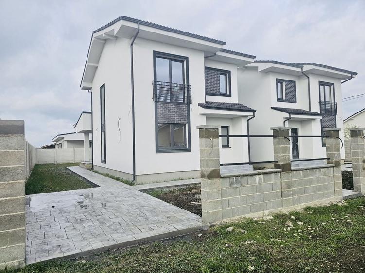 Duplex cu 4 camere cu Canalizare în Moșnița Veche