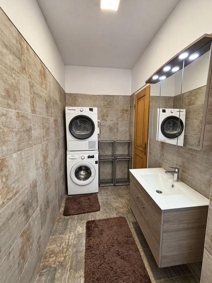 Casă individuală cu 7 camere cu Canalizare în Central