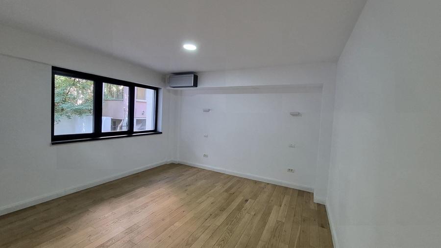 Apartament cu 3 camere decomandat în Polonă
