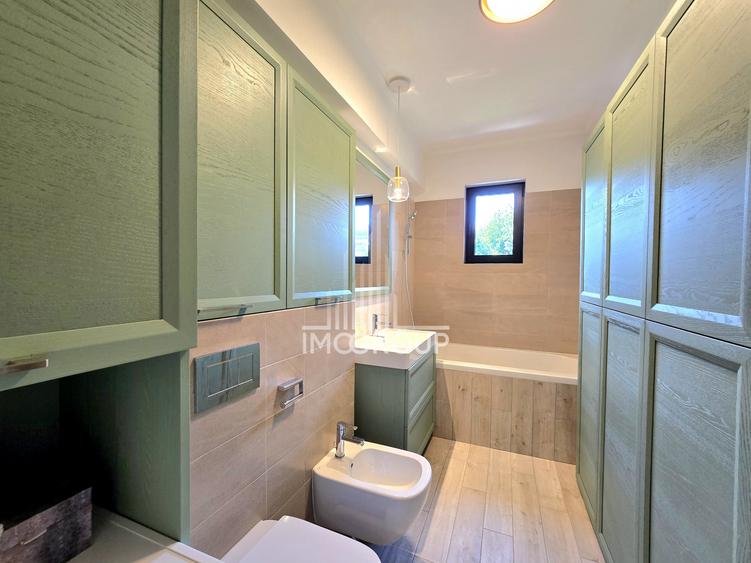 Apartament cu 4 camere semidecomandat, mobilat în Central