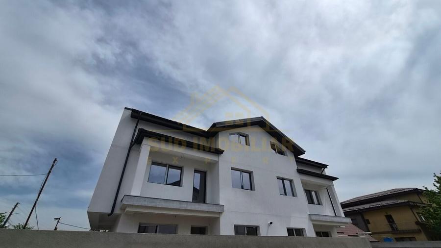 Duplex cu 7 camere cu Canalizare în Central