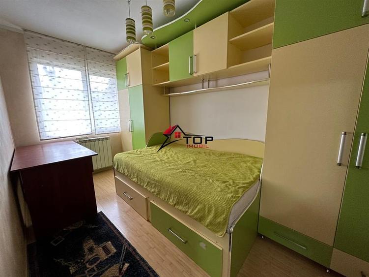 Apartament cu 3 camere semidecomandat, mobilat în Podu Roș