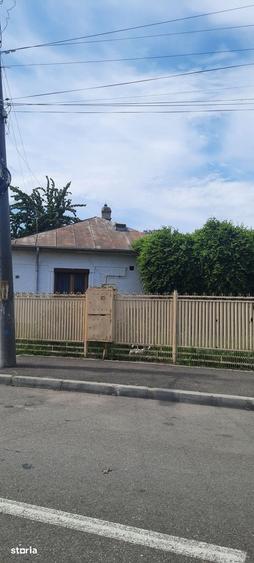 Casă cu 4 camere cu Teren 890 Mp în Central