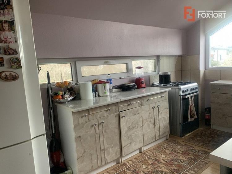 Casă individuală cu 9 camere cu Canalizare în Dumbrăvița