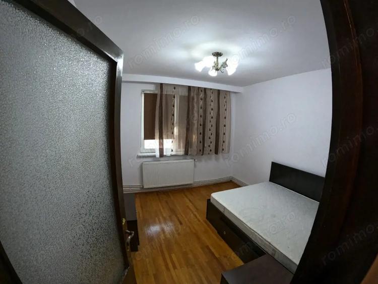 Apartament cu 3 camere semidecomandat, mobilat în Central