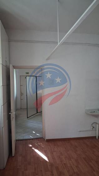 Casă individuală cu 7 camere cu Canalizare în Ultracentral