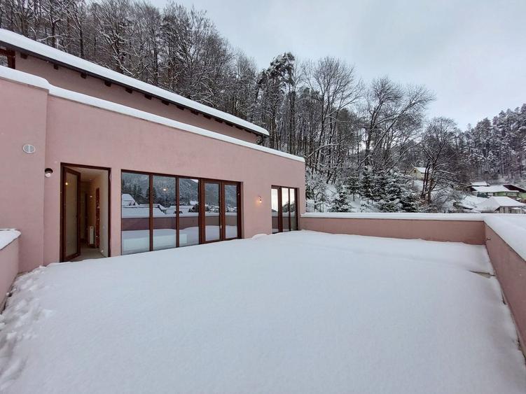 Penthouse cu 4 camere decomandat în Schei