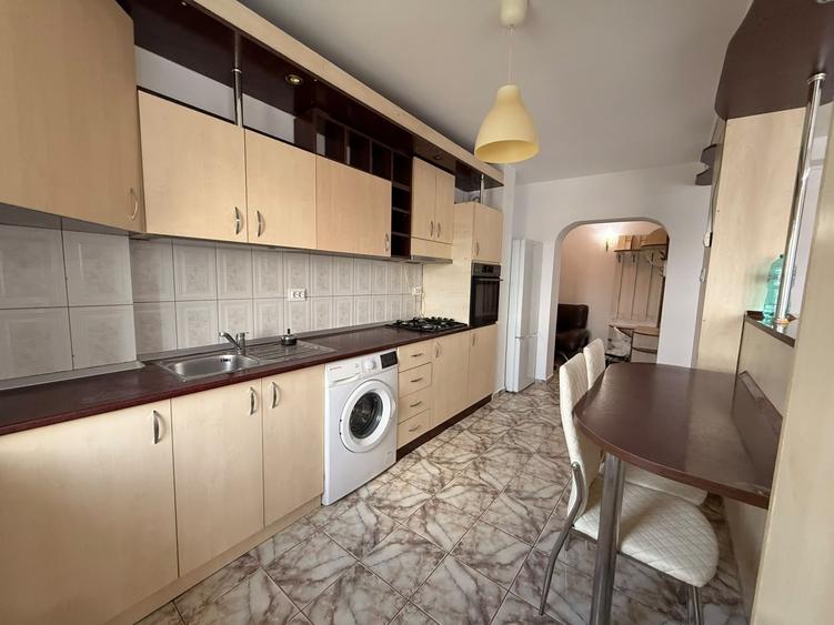 Apartament cu 3 camere decomandat, mobilat în Nicolina