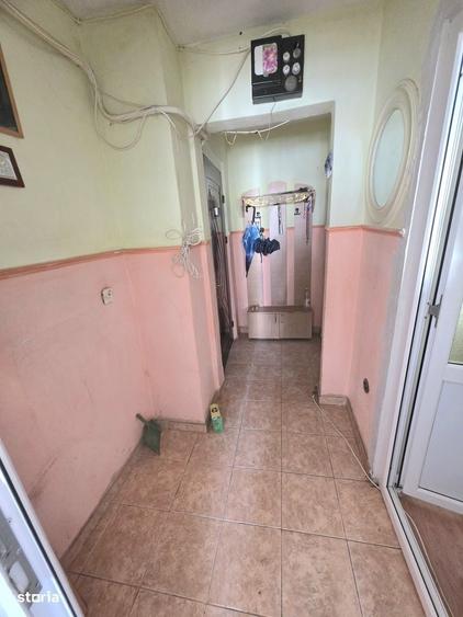 Apartament cu 3 camere semidecomandat în Viziru 3