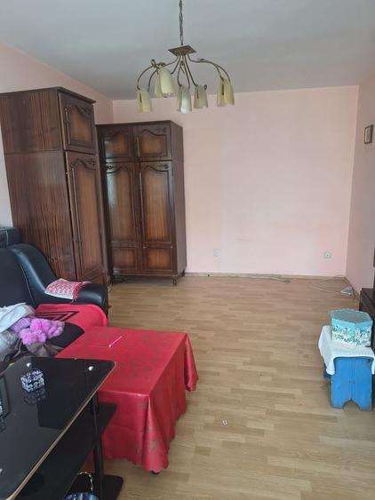 Apartament cu 3 camere semidecomandat în Tomis I