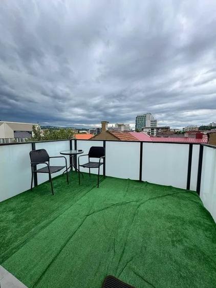 Apartament cu 3 camere semidecomandat, mobilat în Central
