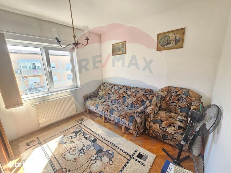 Apartament cu 3 camere semidecomandat în Central