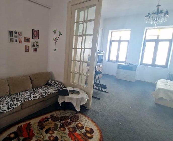 Apartament cu 4 camere decomandat, mobilat în Universitate