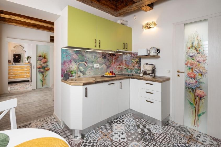 Apartament cu 5 camere decomandat, mobilat în Centrul Istoric