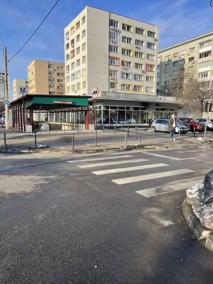 Apartament cu 3 camere semidecomandat, mobilat în Grivița