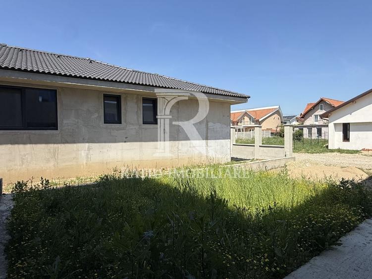 Duplex cu 8 camere cu Canalizare în Periferie
