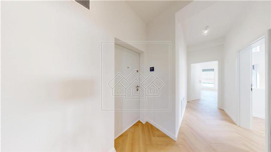 Penthouse cu 4 camere semidecomandat în Exterior Vest
