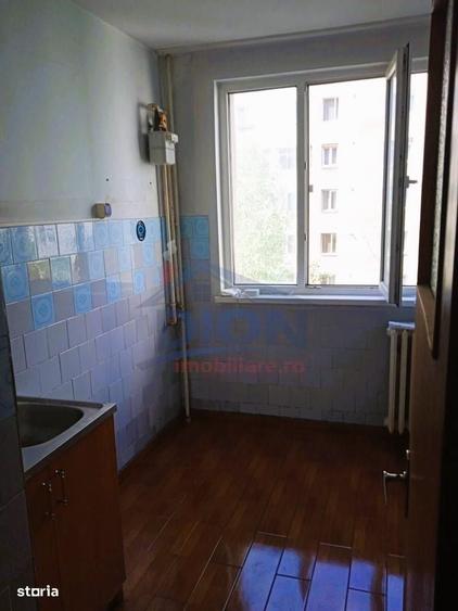 Apartament cu 3 camere semidecomandat în Drumul Taberei