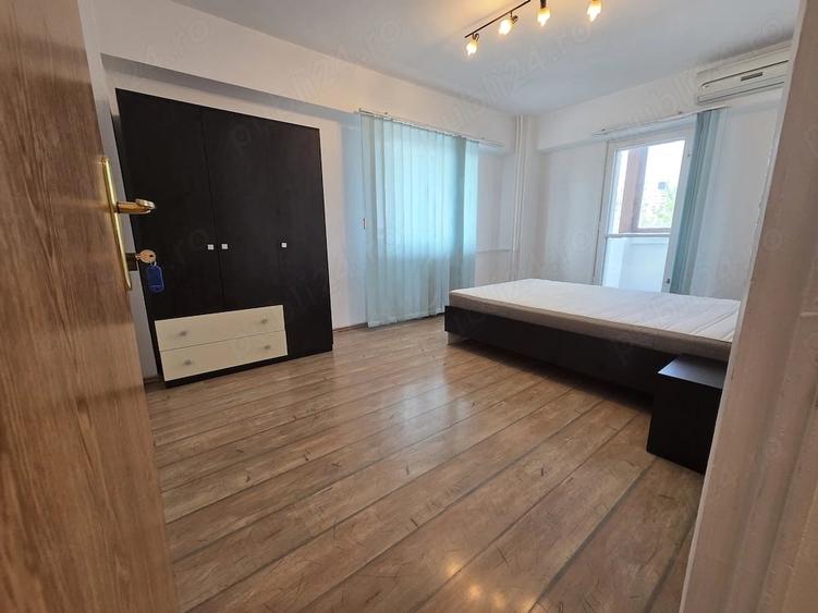 Apartament cu 3 camere decomandat în P-ța Victoriei
