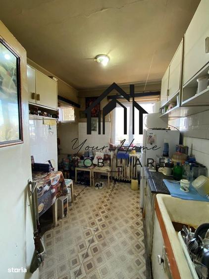 Apartament cu 3 camere semidecomandat în Craiovița Nouă