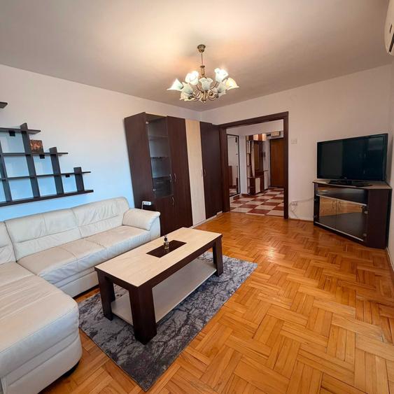 Apartament cu 3 camere semidecomandat în Decebal
