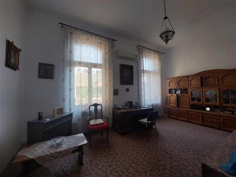 Apartament cu 3 camere semidecomandat, mobilat în Ultracentral