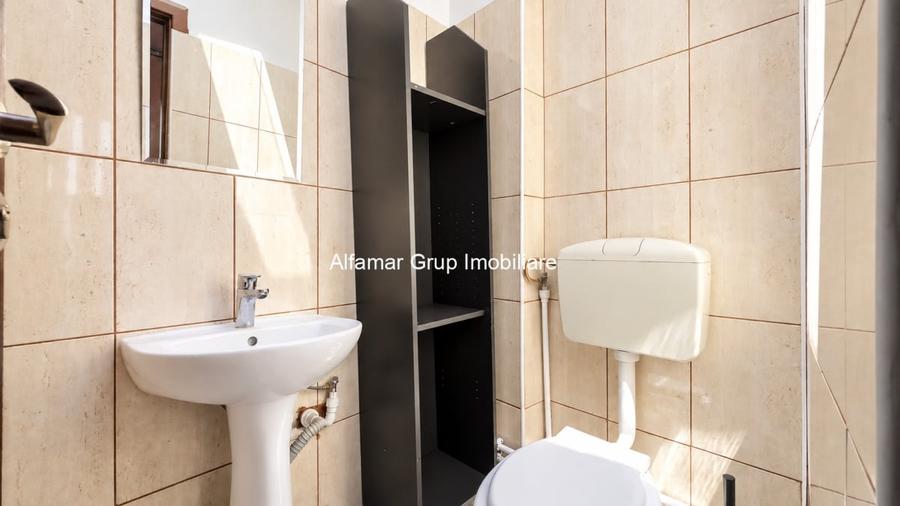 Casă individuală cu 9 camere cu Canalizare în Sebastian